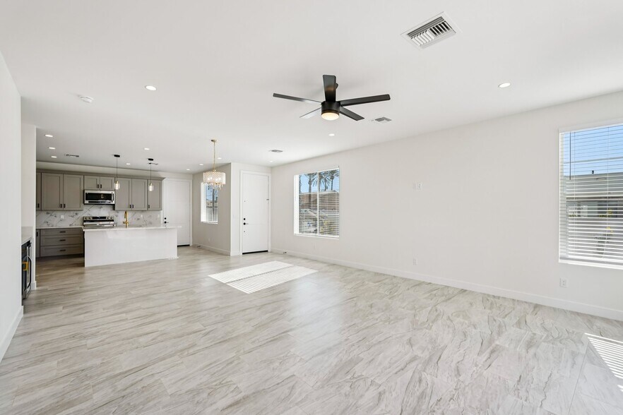 Building Photo - 910 E Roma Ave