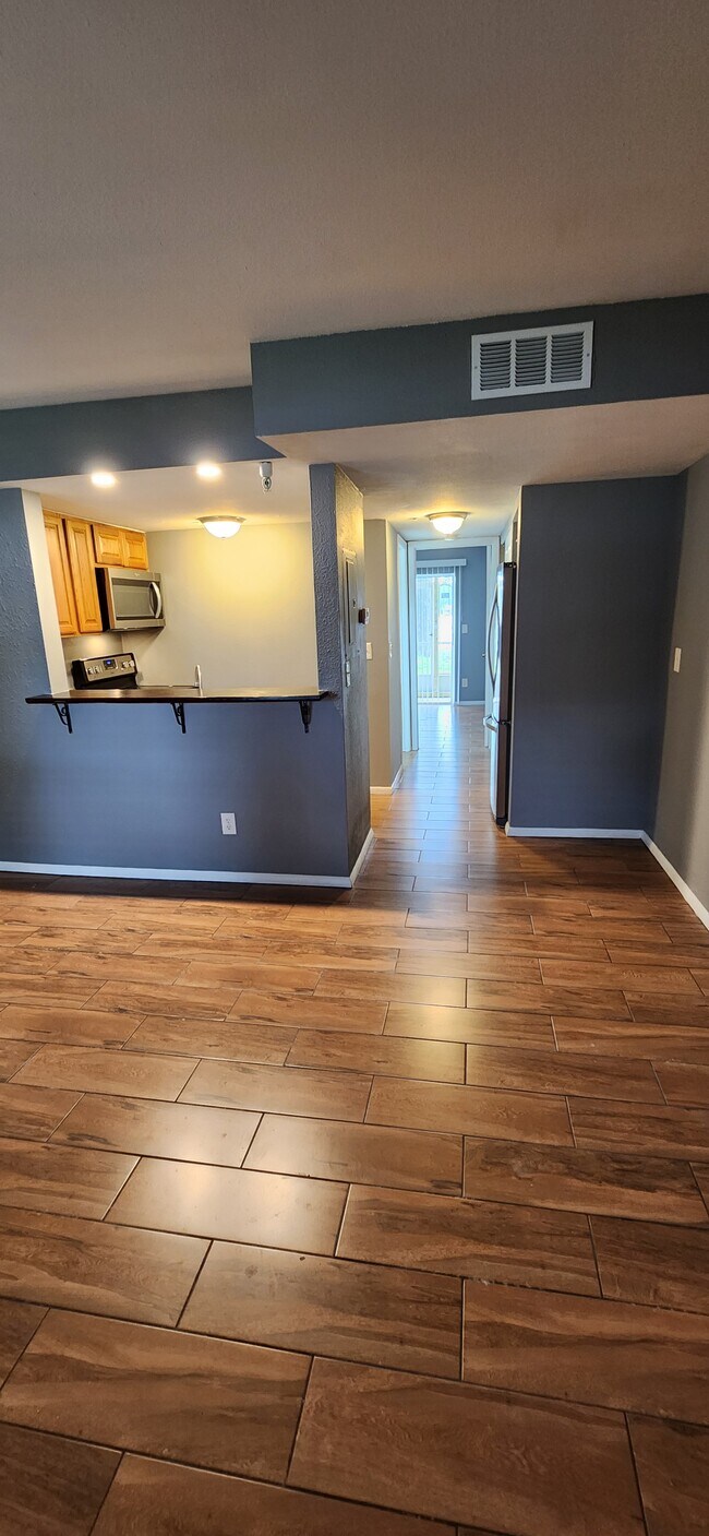 Building Photo - 7234 E Bank Dr