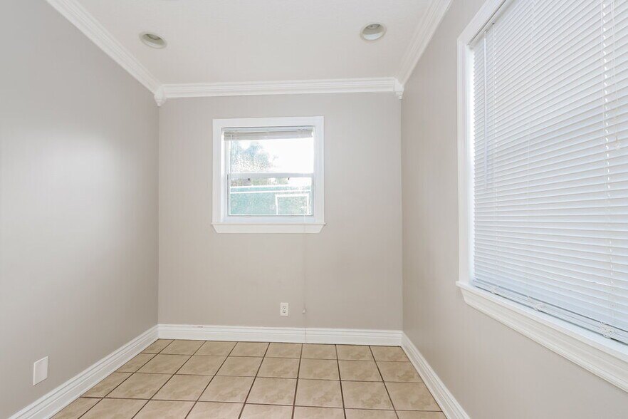 Building Photo - 395 Plum Tree Dr