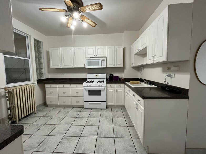 Building Photo - 6017 W Irving Park Rd