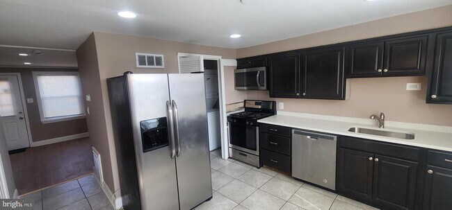 Building Photo - 7915 Eastdale Rd