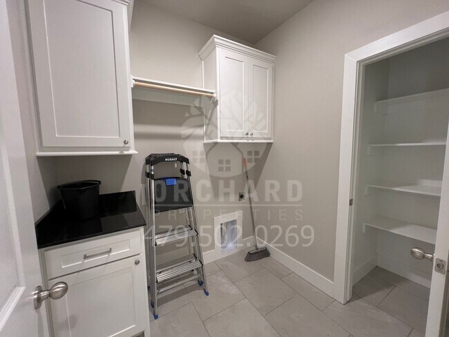 Building Photo - 1052 Silver Birch St