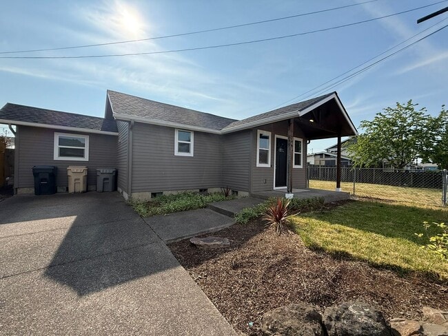 Building Photo - Beautifully renovated Pet Friendly Two Bed...