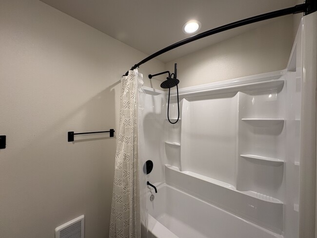 Building Photo - 1070 E McReavy Rd