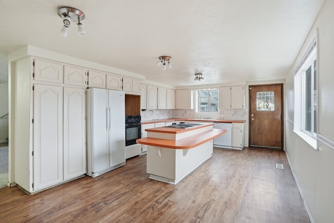 Building Photo - 611 S Ferrall St