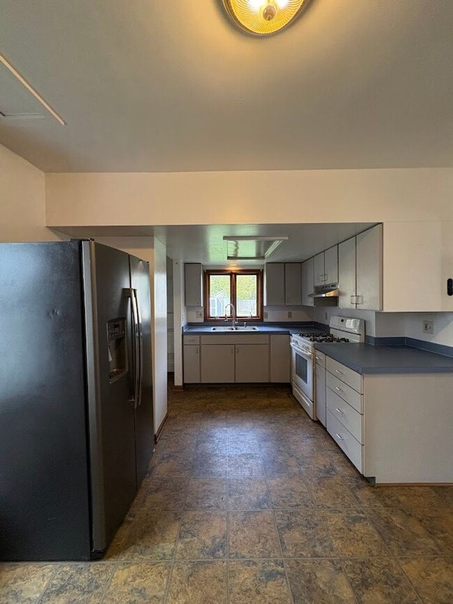 Building Photo - Three bedroom one bathroom home for rent