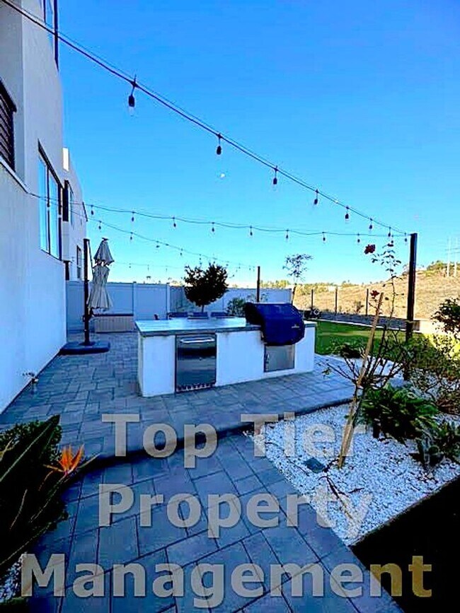 Building Photo - Beautiful & Modern 3 bed/ 3.5 bath/ 2,029 Sqft Condo with amazing Views in Carroll Canyon- Availa...