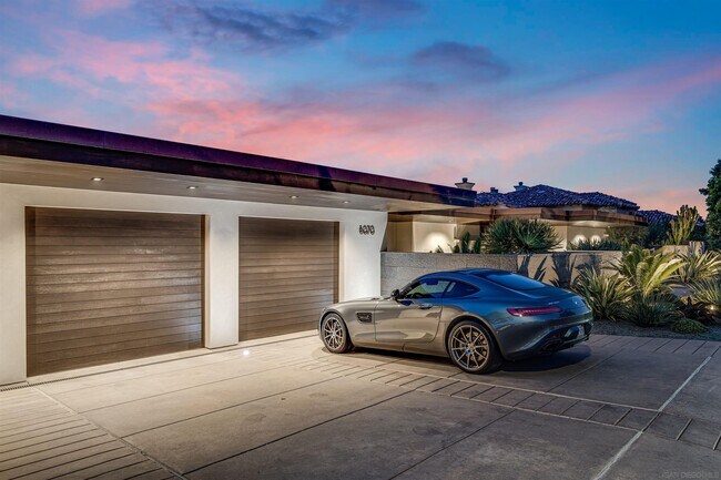 Building Photo - 8070 La Jolla Scenic Dr N