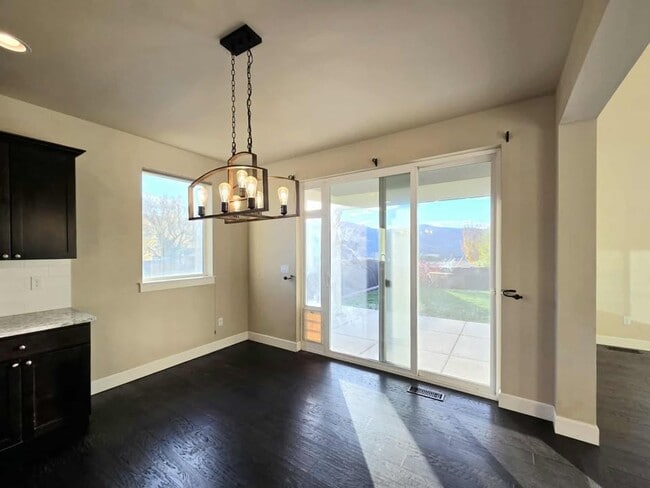 Building Photo - Large 3 bedroom, 3 bath newer build in sought after East Wenatchee neighborhood!