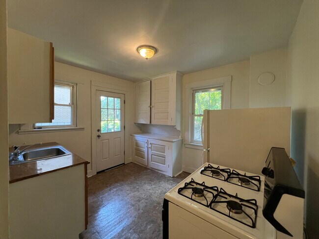 Building Photo - 1207 Sarah St