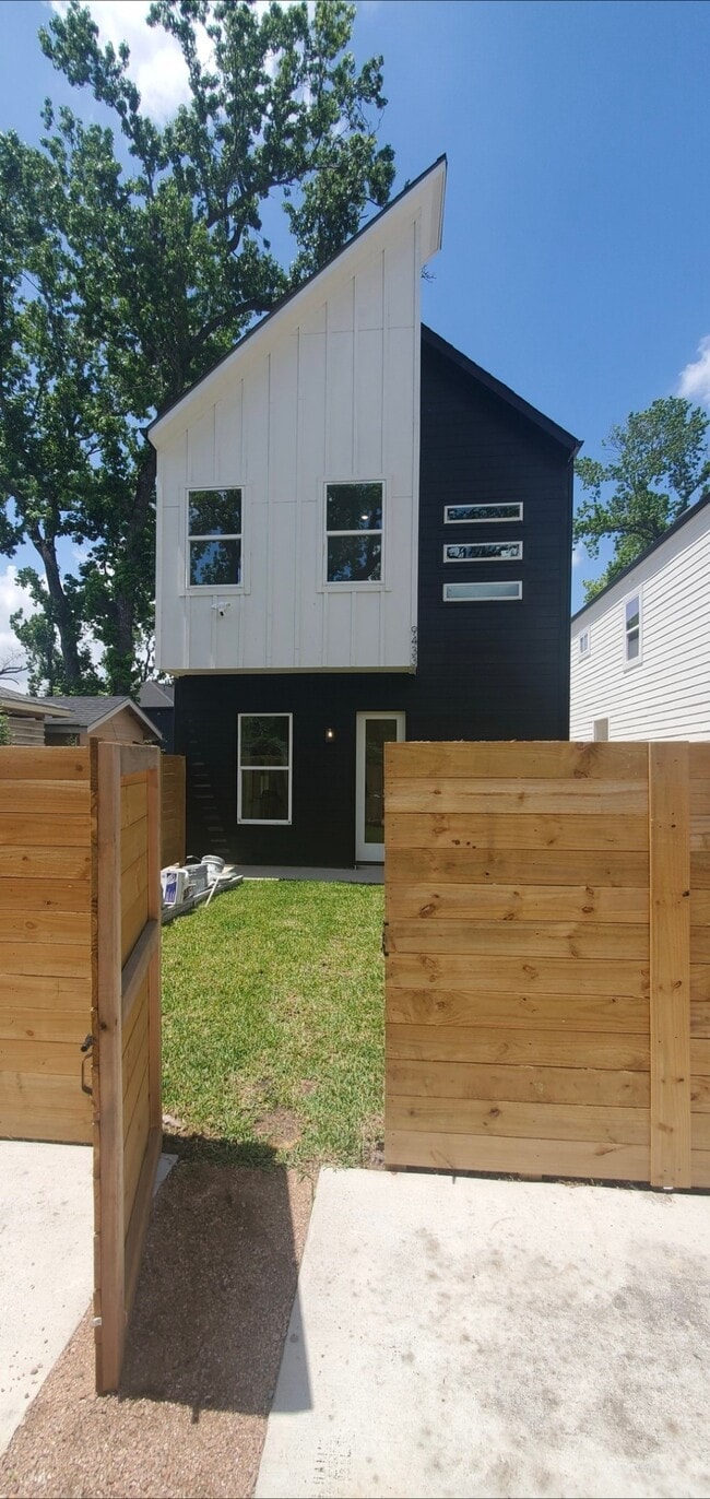 Building Photo - 9433 Pembrook St