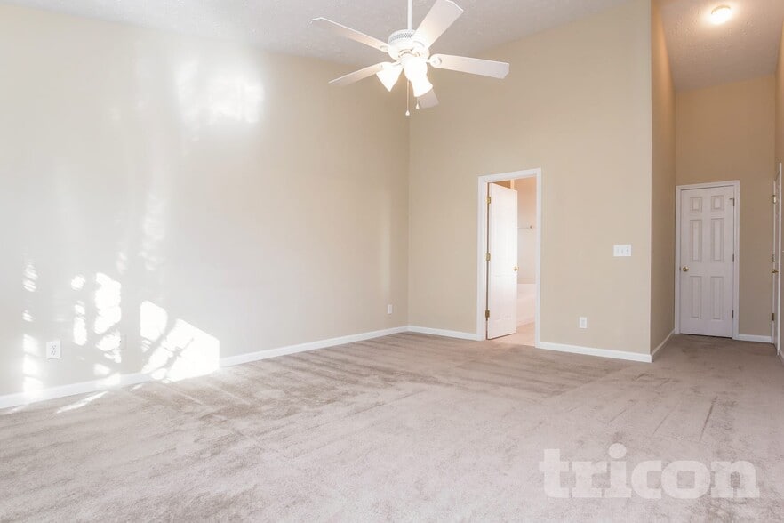 Building Photo - 425 Crested View Dr