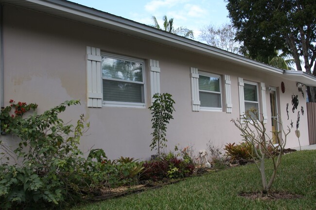 Building Photo - Spacious 4/3 FURNISHED POOL home with room...