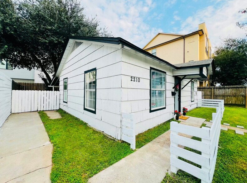 Building Photo - 2210 Detering St