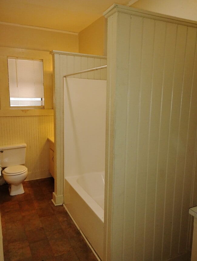 Building Photo - 822 Edwards St