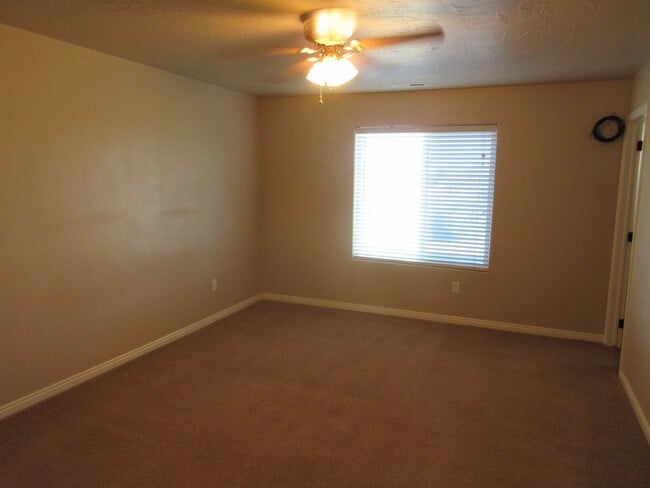 Building Photo - Move-In Bonus! 3 bedroom - 2 bathroom twin...