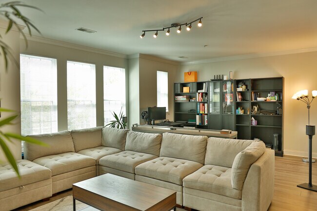 Building Photo - 353 Belt Pl