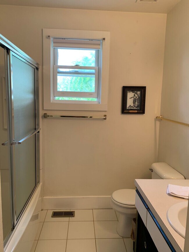 Building Photo - Ranch Style Farm House!