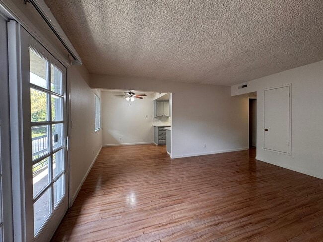Interior Photo - 541 - 551 Morse Ave - Laurelwood
