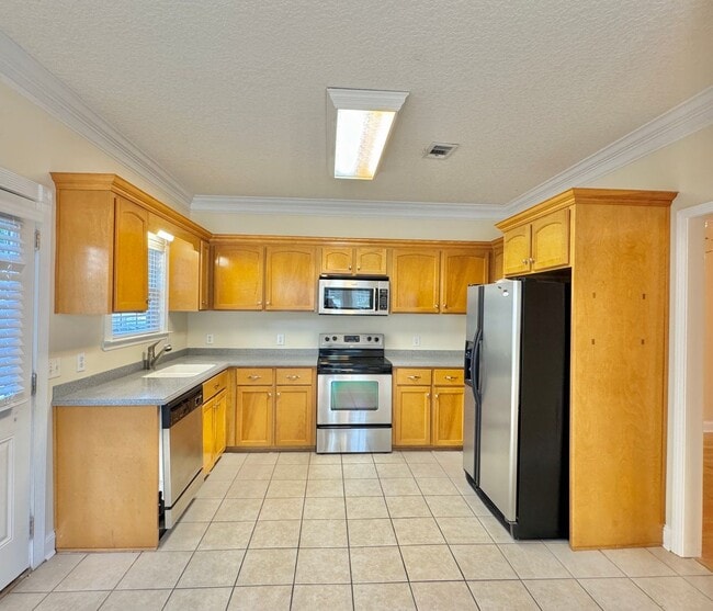 Building Photo - AVAILABLE MID-APRIL 2026! (No Pets)