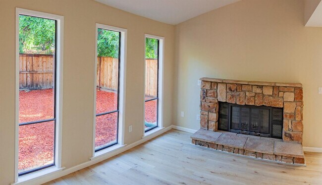 Building Photo - ? Greenbelt Access | Sauna | Updated Interior ?
