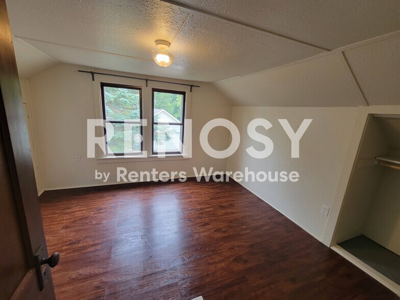 Building Photo - 606 5th Pl SE