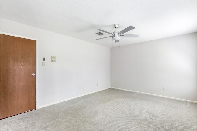 Building Photo - 3122 Lake Stream Dr