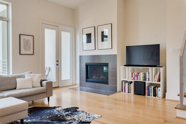 Building Photo - 5429C Hidalgo St