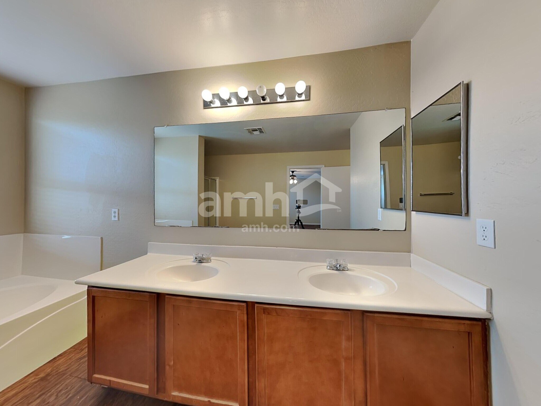 Building Photo - 3219 W Saint Anne Ave