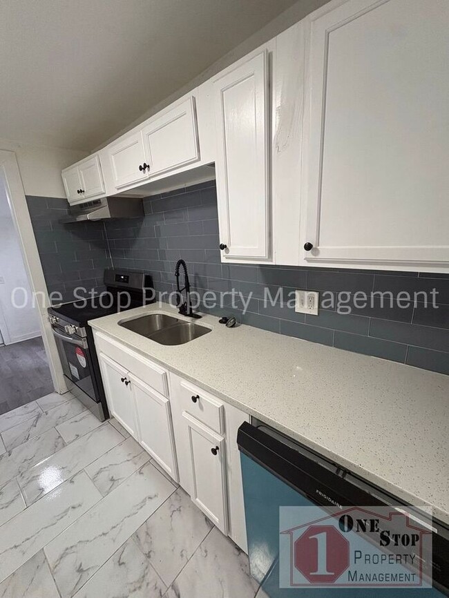 Building Photo - Gorgeous 4 Bedroom, 2 Bath in Independence!