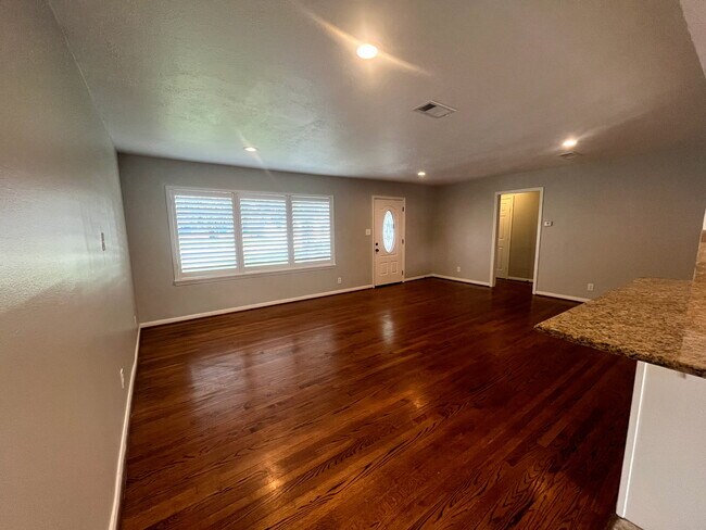 Building Photo - 9613 Westview Dr