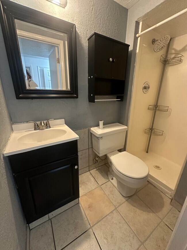 Building Photo - Beautiful 4-Bedroom, 2-Bath Home with Classic Layout and Large Yard