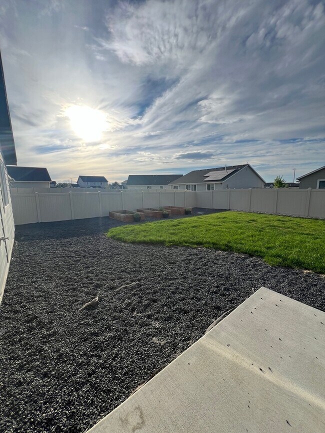 Building Photo - 3 Bed 2 Bath Nampa!