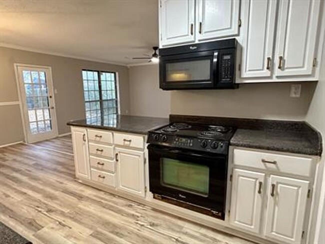 Building Photo - Beautifully Remodeled Home in a Prime Hunt...