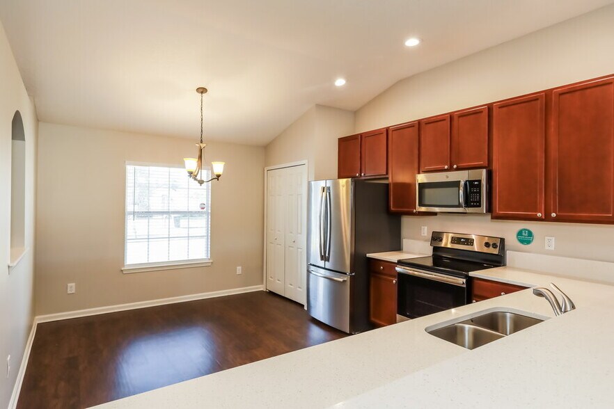 Building Photo - 2608 Royal Pointe Dr