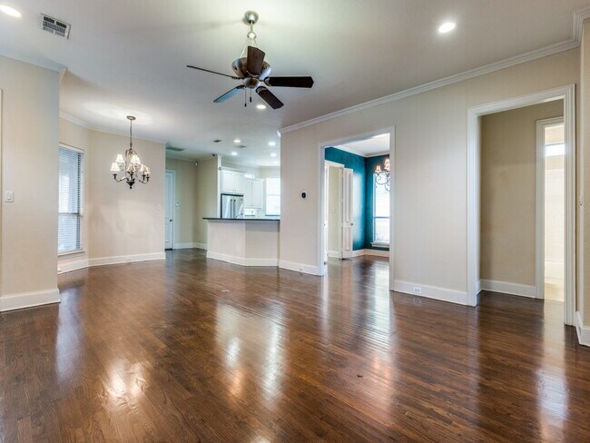 Building Photo - 3 bedroom 3 bath Duplex