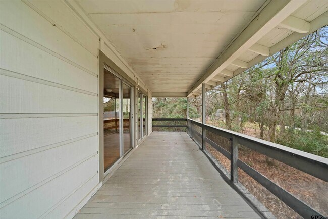 Building Photo - 20973 Lakeview Dr