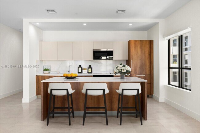 Building Photo - 701 Valencia Ave