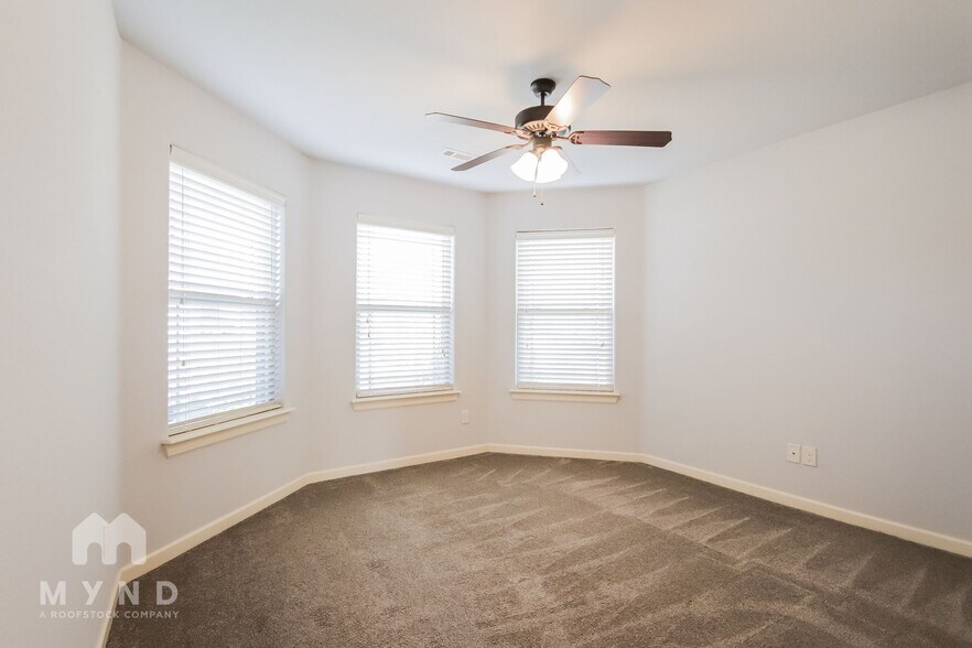 Building Photo - 2403 SW Worthington Ave