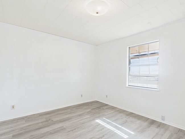 Building Photo - 100 NW Hills Dr