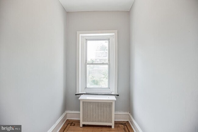 Building Photo - 117 Rochelle Ave