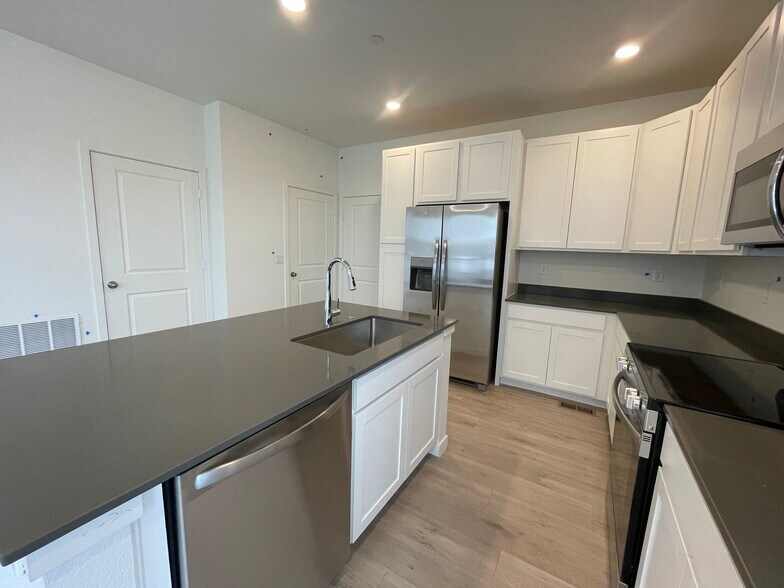 Kitchen - 5449 Euclid Dr