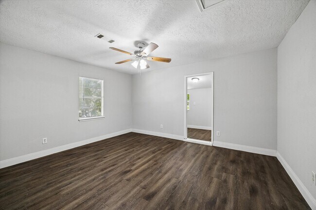 Building Photo - 21197 Live Oak St