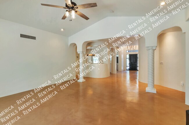 Building Photo - Gorgeous Catalina Home!