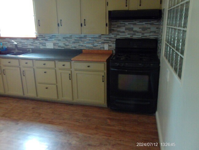 Building Photo - 916 12th St