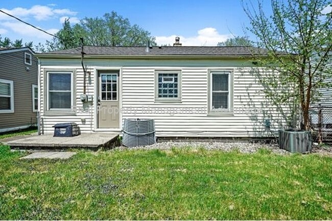 Building Photo - Mid-Century Style with Modern Comforts, Cl...