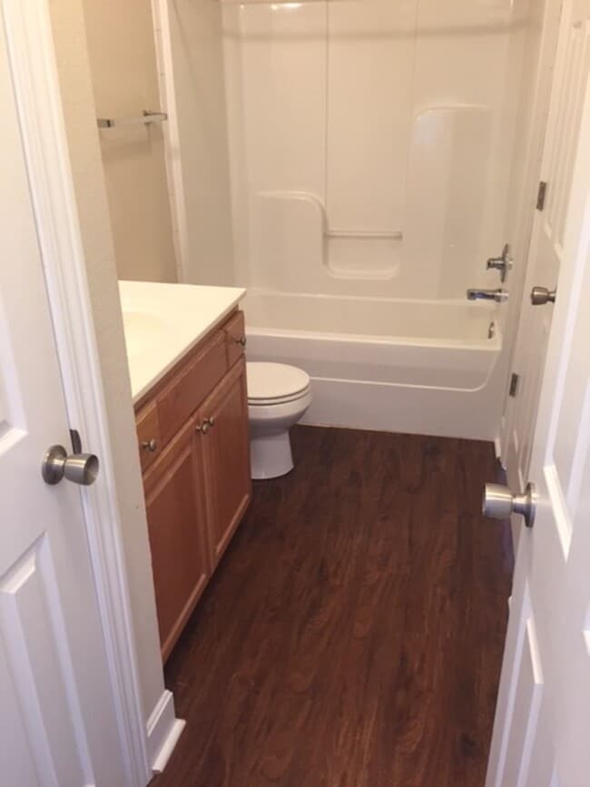 Building Photo - 4 x 3.5 in a great neighborhood!