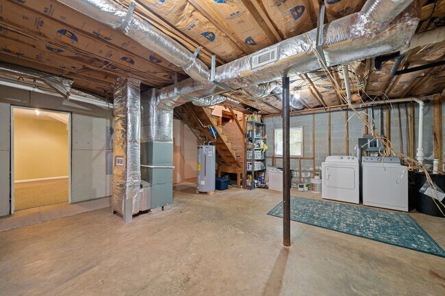 Building Photo - Beautiful 3 Bed 1 Bath Home in Lakewood with Finished Basement Area and Fenced Back Yard!!