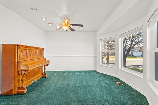 Building Photo - Spacious 4 Bedroom Home in Quiet Orem Neighborhood