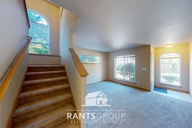 Building Photo - Spacious 3-Bed, 2.5-Bath home in the Olymp...
